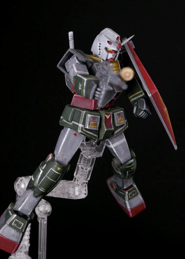 初期HGUC程度の可動範囲を確保、シールドはネオジム磁石によって固定しています、ライフルはFGガンダムから拝借