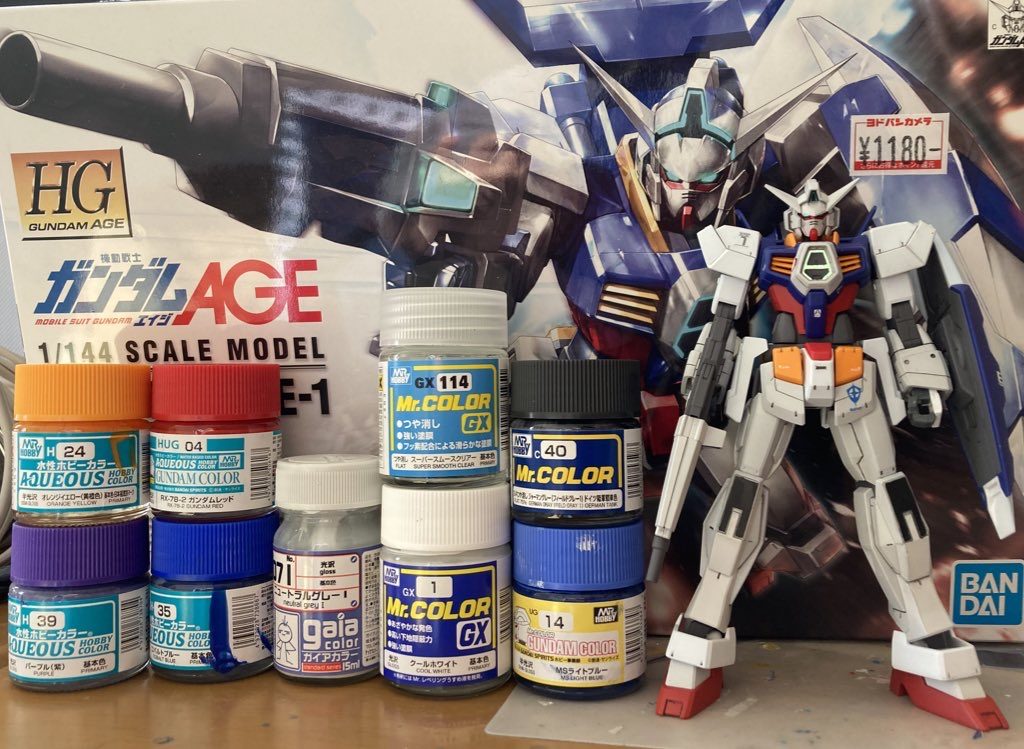 カラーレシピです。ホワイトは3種使用。クールホワイトをベースにジャーマングレーを足した物や、MSライトブルーを足した物、ニュートラルグレーIで塗装。フレームや武装はメカサフメタリックはスーパージュラルミン赤と黄色は瓶のまま青は水性塗料で自作コバルトバイオレットを調色