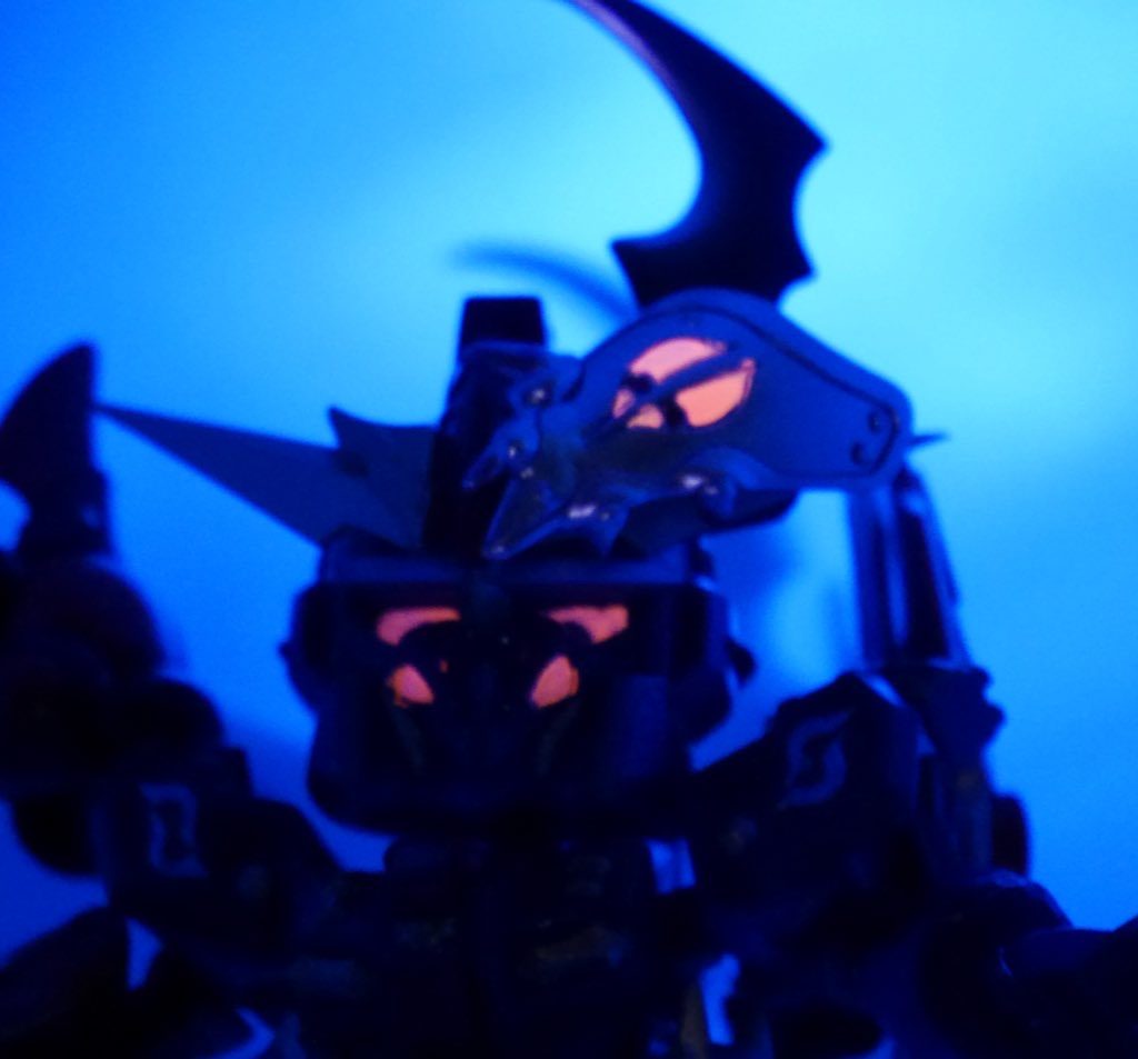 本体、マスク、闇皇帝の眼の塗装は蛍光塗料を使用。劇中でゼルトザームの目が怪しく光るシーンを再現したかった、、。