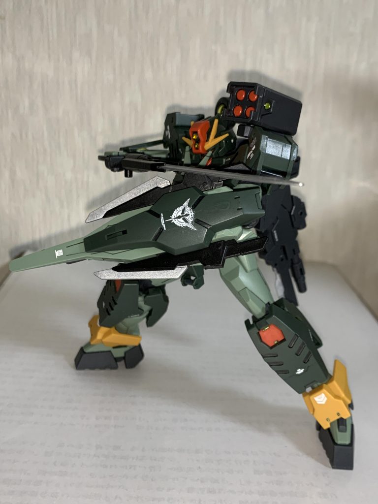 サーベルも同じくシルバーメタルを使用。このキットは刃だけ塗装するだけでも結構化ける印象です。