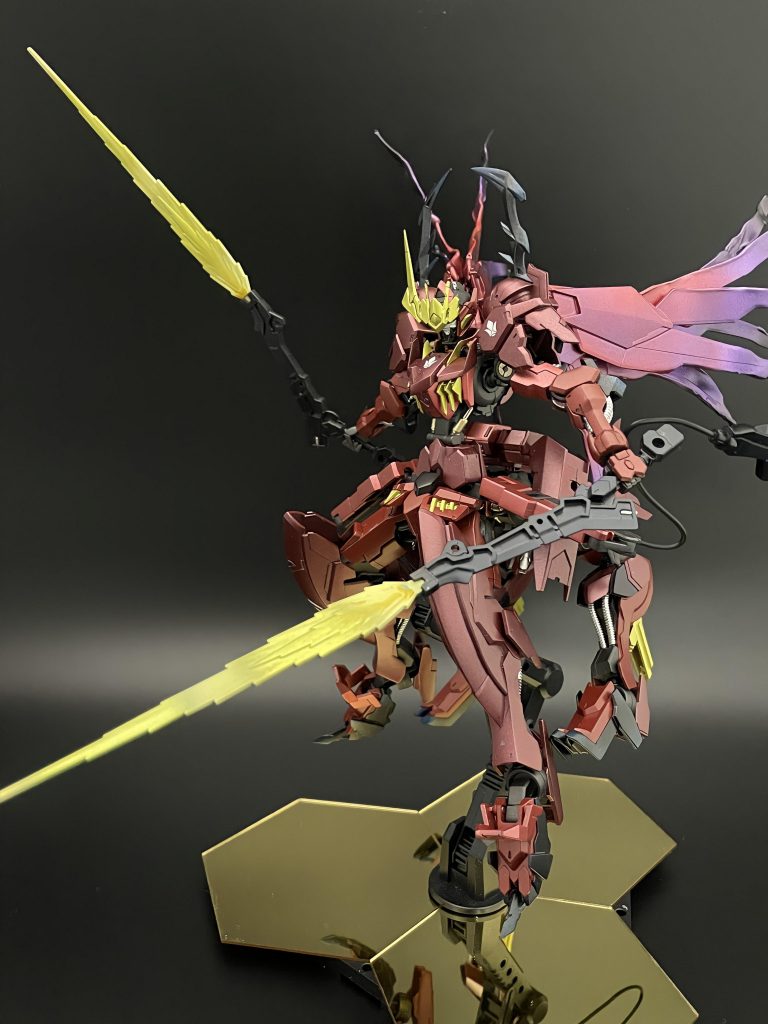 ツインブレード(ビーム展開)ガンプラバトルを想定した機体なので様々な戦局に対応できるようビームソードを展開可能。先端にヘリオスのサーベル基部を組み合わせています。