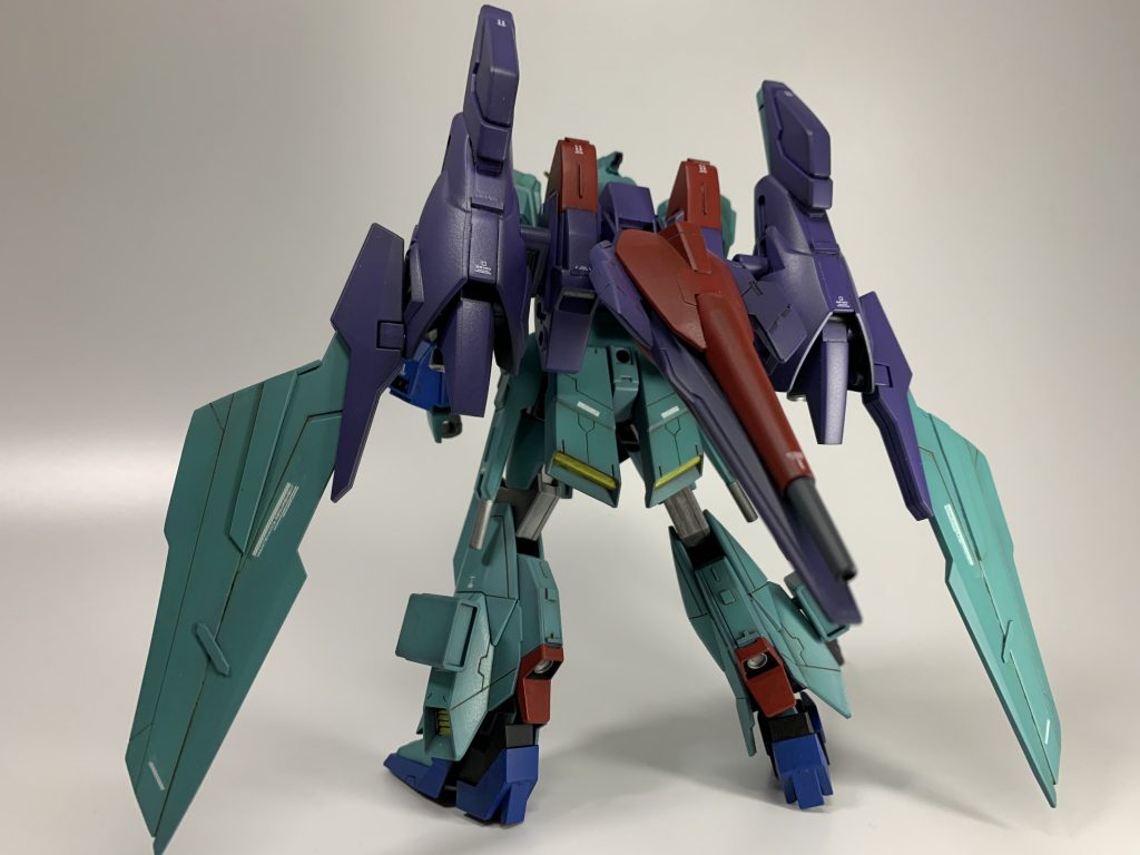 バックウェポンは、エンジン基部がスクランブルガンダムの脚部、飛行形態時の機首がダブルオーライザーのサイドバインダー、羽はAGE2とフリーダムといった具合に寄せ集めました。