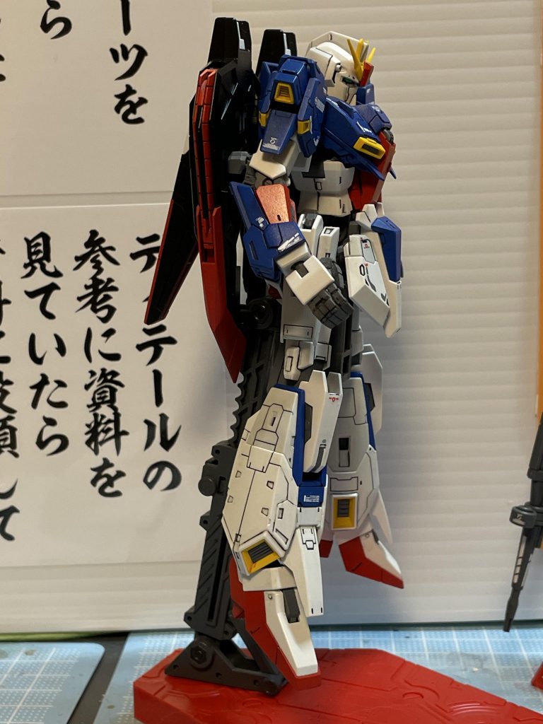 右側面ですよデカール貼付しながらチョコチョコ撮影。リアリスティックデカールを丁寧に剥がしておいて、再塗装の後に貼り直せば良かったと後悔した箇所がチラホラ。筆塗りすれば良かったかな。