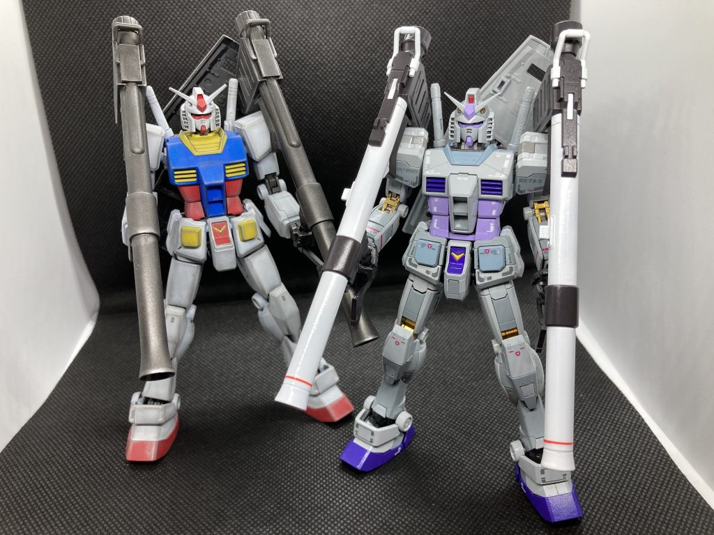 ガンプラ作り始めたばかりの頃に製作し、ウェザリングの実験台となったH Gと並べてみました。やっぱトリコロールがステキ!