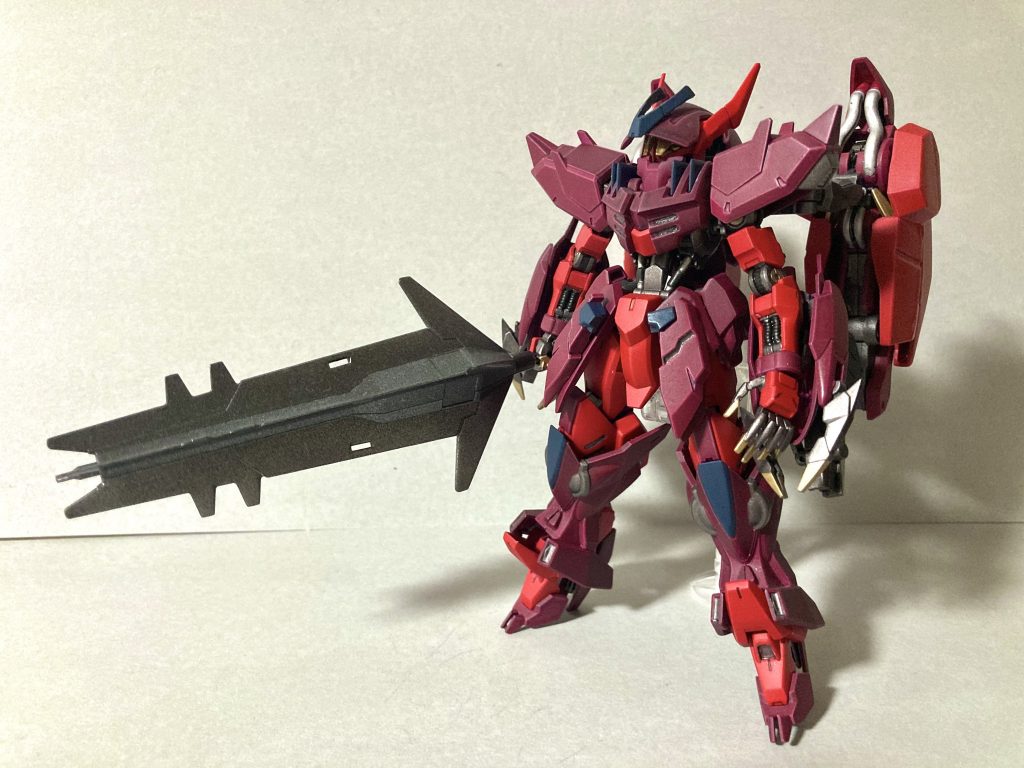 バックパックの長いスラスターはなく、かなり大型のコンテナを背負っている。(ネタバレ済)