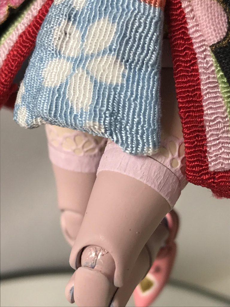 脚はかなり迷ったのですが… ニーハイを薄いピンクで塗って、レース(テープ)を貼りました。足元がクツなので、脚から下は和洋折衷な感じにしました。