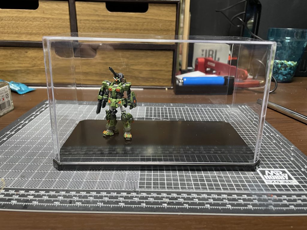 他にもザクⅢとV2がベンチを温めているのでコレクションケースを100円（別）で購入。意外とでかい。以上です。ご覧いただきありがとうございましたm(_ _)m