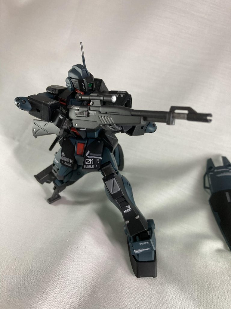 スナイパーライフルジムスナ2といえばやはりスナイパーライフルとそれを構えるポーズ、かっこよく構えるために右膝にはザクスナみたいなスタンド、そして左足首は削ったり軸を設けて少しだけ稼働範囲を広げました(効果があったかはよくわかってない)