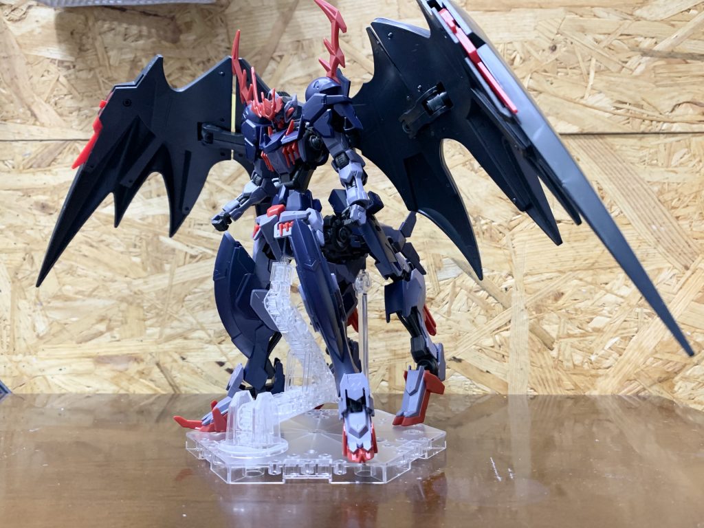 製作工程。羽は旧キットのデスサイズヘルの羽を使用。この段階ではシンプルにいこうと思っていました。