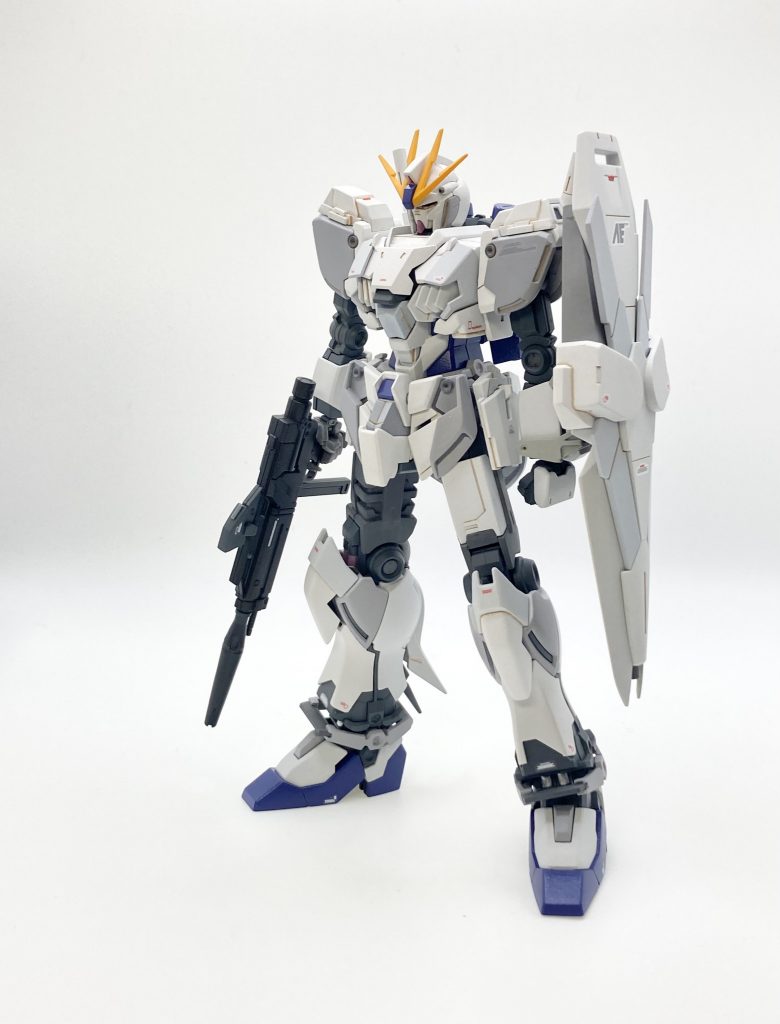 プロポーション自体は特に弄りませんでした(大胆に改造できる勇気がない)が、目立つサイコフレームをほぼほぼ無くし、どっちかというとユニコーンガンダム寄りな感じに。その他は、誰も気がつかないようなレベルで余分だと感じたディテールを減らしていく作業をしました。