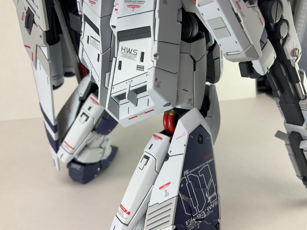 膝裏コードの塗り分けメガランチャー同様艶消し吹いてないので(拭き忘れたので)艶ありになってます 更に4アーティストマーカーで接続部を筆塗り4アーティストマーカーは一度塗料皿に出して筆塗りした方が綺麗な気がしますたまに面倒臭がりが発動しマーカーの状態で塗ってしまいますが塗りムラマックスになります