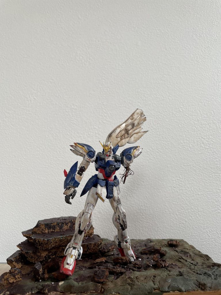 荒野に立つ姿を想像して作りました。実は最初からジオラマにするつもりはなくて、作業中に腕の内部フレームが折れまして、それをなんか利用したらいい感じになるんじゃねって軽い気持ちで汚したらしてったら、なんか大変な事になりました( ・_ゝ・)