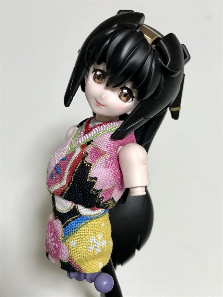 赤、桃、うぐいす色の布を細く切って襟元に貼りつけ、上から和柄の布を貼りました。各所、基本はこれの繰り返しです。形と取り回しさえ決めれば、あとはペタペタ貼るだけなので意外にサクサクできました。髪はクレオスのフィニッシングサーフェイサー 1500 ブラック そのままです。トップコート無しですが、絶妙に良いツヤに仕上がりました(^^)瞳はリアルタッチマーカーのブラウンや黒で描きました。口紅もリアルタッチマーカー。頬紅はウェザリングマスター、ハイライトはガンマカのニューホワイトを爪楊枝で載せました。