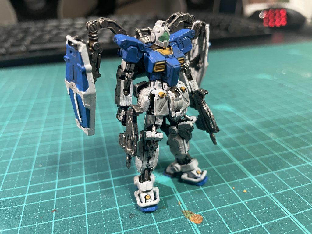 サンボルジム多分もっと暗めの青の方が合うだろうなーって思いつつ手持ちの青系がこの1色敷かなかったので…(手抜き)