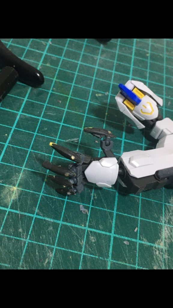 腕の改造途中の画像です、ルプスレクスのハンドパーツの指を切り離し、ボールジョイントを真鍮線で補強しつつ付けています