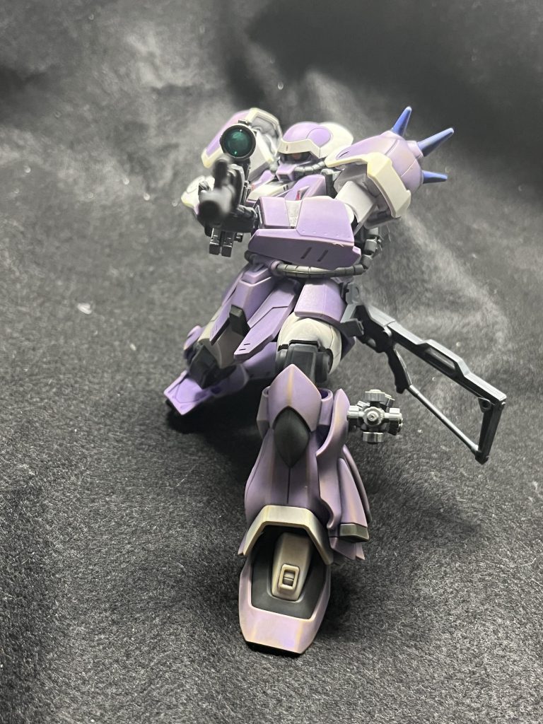 正面から。狙撃用ライフルかっこいいですが、持ち手がユルユルで上手く決まらないのが難点…