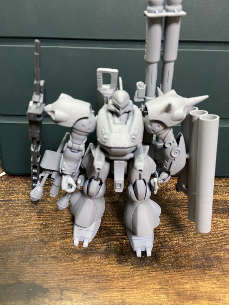 白サフ。結局エアブが故障して筆塗り。