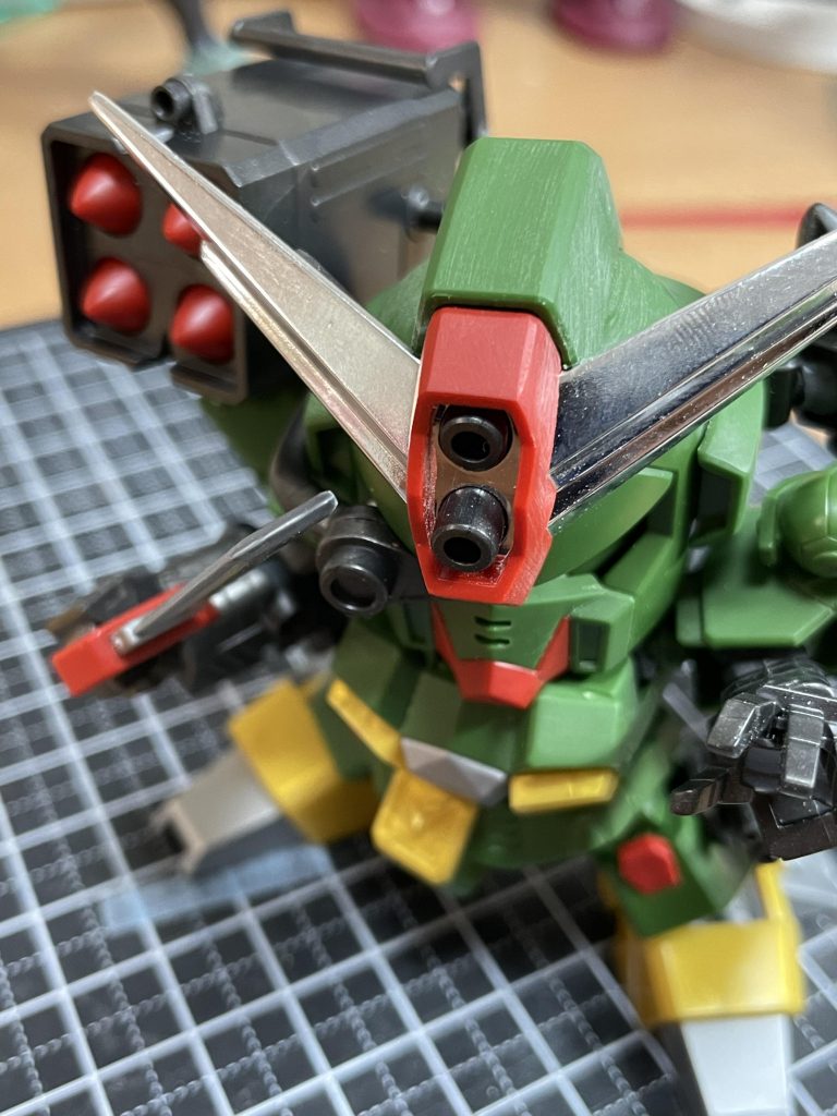 1週間かけてテーパーライン消しやら角を立てたり筋彫りをやり直したり情熱を込めて作りました、コマンドナイフはかなり気合い入れて研ぎ出してエッジを効かせてます。