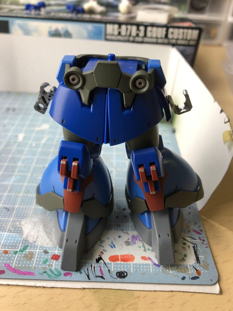 武器マウントは穴を開けて付けました