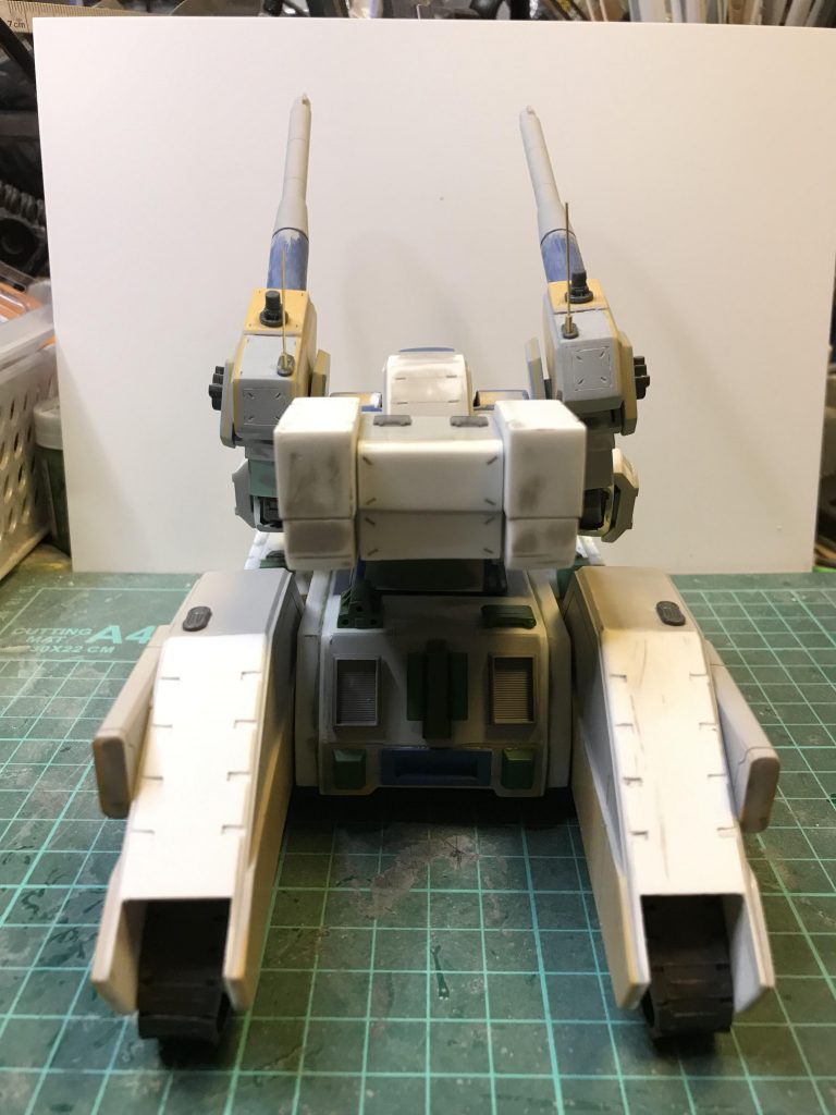 キャタピラの溝やマイナスモールドは精密ドライバーで炙って当てました掘るよりも楽にできましたタバコ吸わないからわざわざ100均に行って３本入りのライターを買ったら2本お亡くなりになりました無くなるの早いんですね