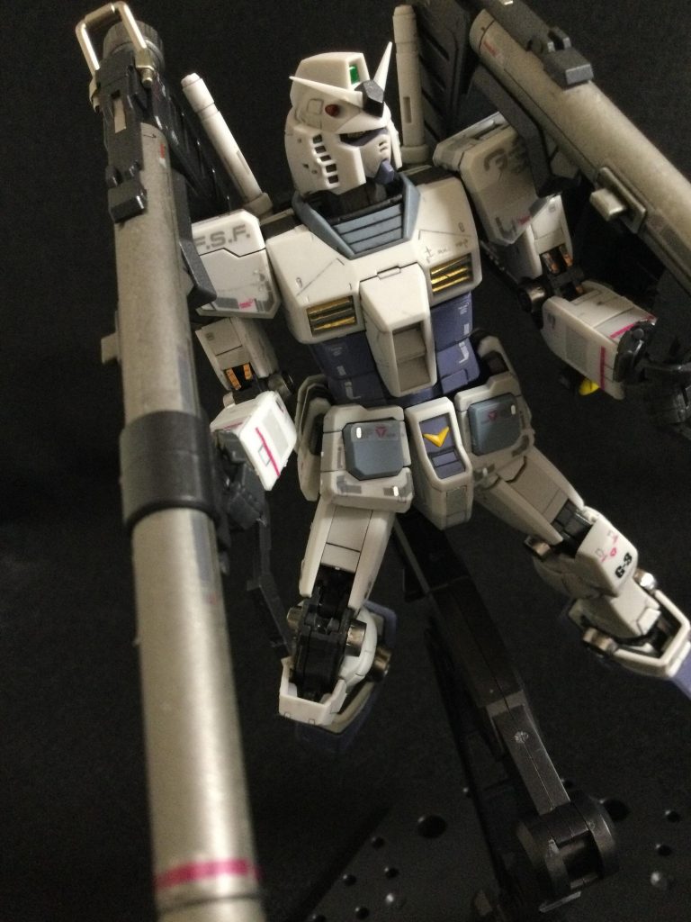 関節、武器及びシールド裏は(タミヤ メタリックブラック)、装甲裏及びシールドの一部分は(タミヤ メタリックレッド)、バズーカのグレーは(タミヤ メタリックグレー)、マグネットコーティングは(タミヤ スパークリングシルバー)で塗装しました‼️ バズーカの弾は、普通のレッドです。その後、トップコート(艶消し)でフィニッシュです‼️