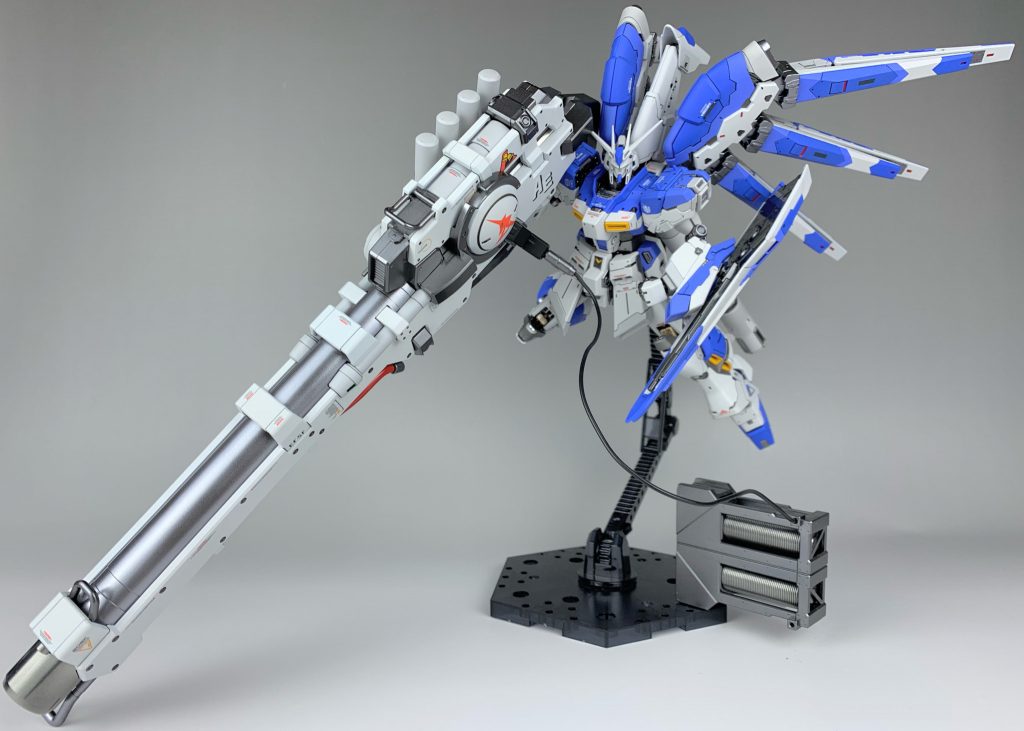 最後に全身のショットこれだけのサイズ差があります笑最後まで見てもらってありがとうございました!Hi-νガンダム本体の詳しい製作工程は別に投稿してあるので良かったらそちらもご覧ください〜