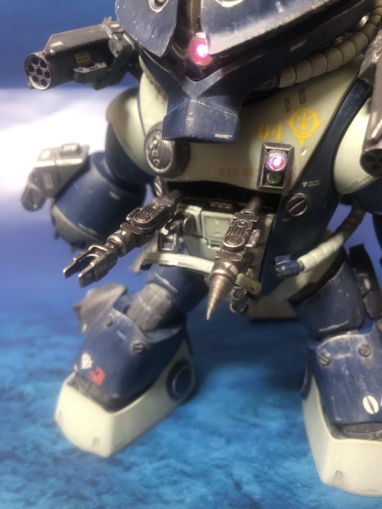 胸部に精密作業用アーム肩に一撃離脱用ガトリングキャノン装備