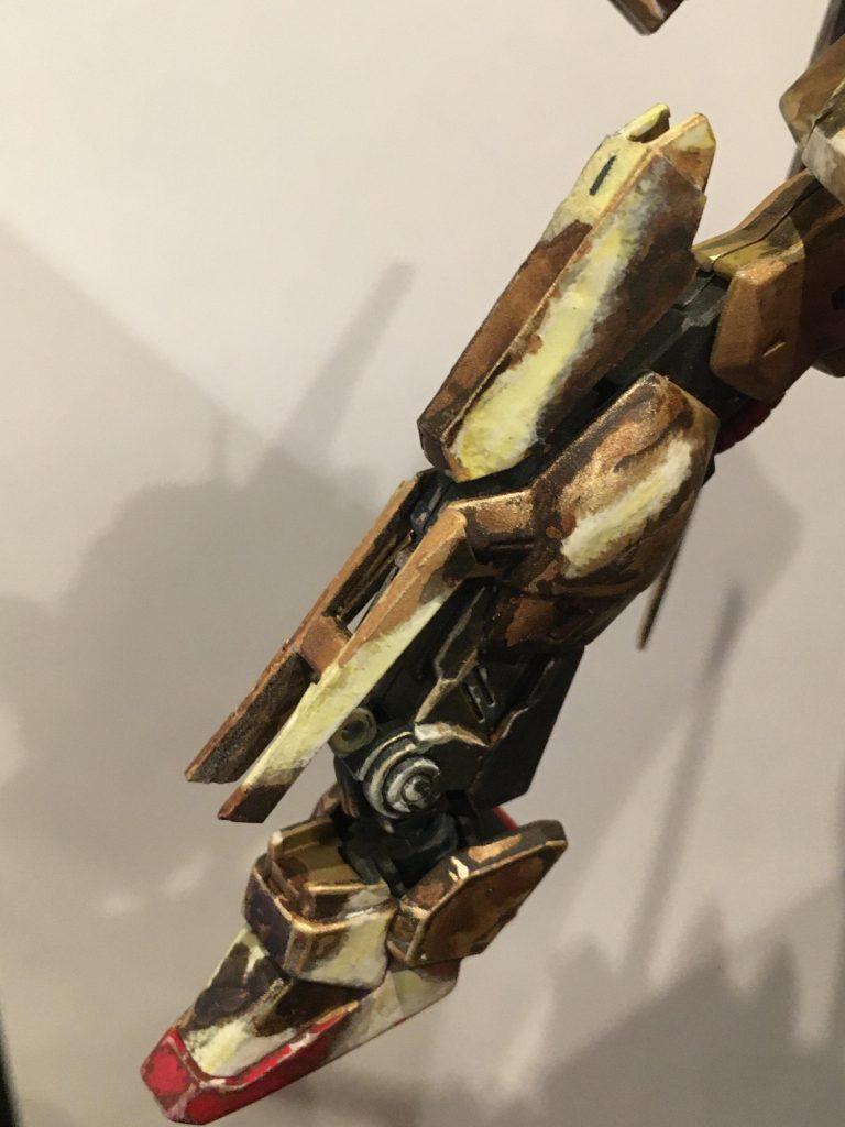 膝とスネだけプラ板で延長してみました。箱絵だとバースが効いていて右脚が少し大きいので。