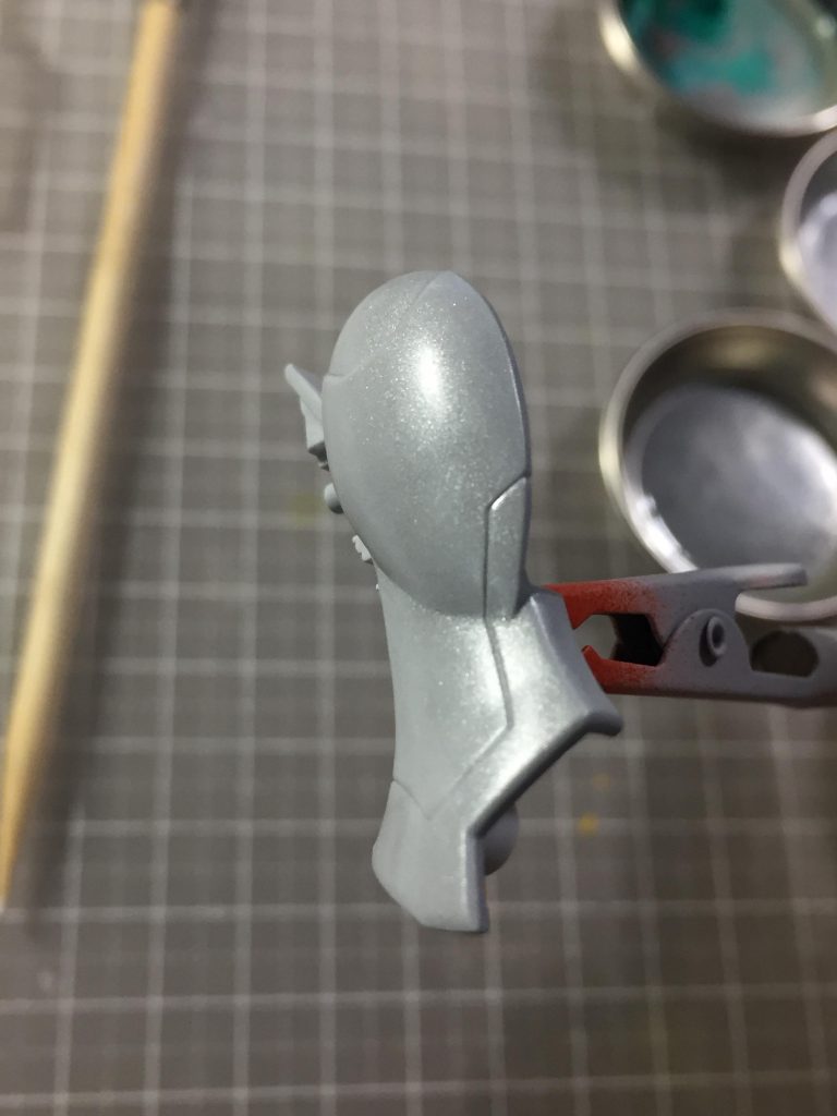 2度目の塗りで、粒子を多く乗せるように意識しました。画像ではシルバーに見えますが、実物は結構白です。