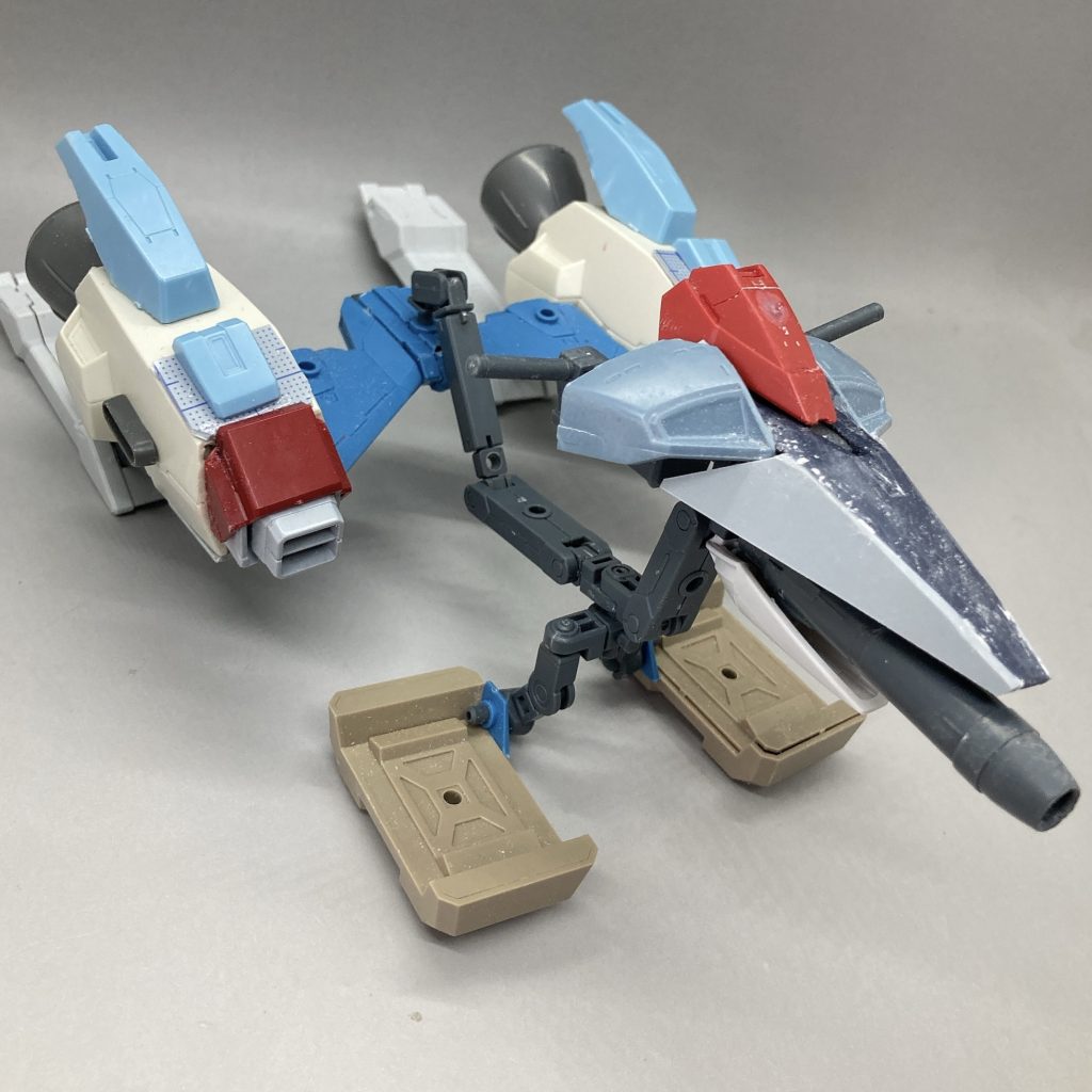 塗装前。ブースターをセラヴィーガンダムシェヘラザードの脚を使ってます。シャーシはバトルアームアームズ。砲身はパワードアームズパワーダー。正面カウルはハイゼンスレイのブースターポットを芯にしてます。