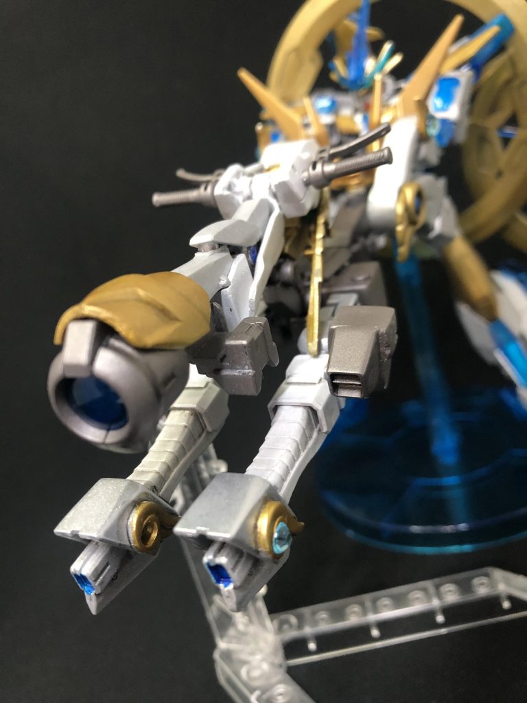 アーマーをパージした麒麟はキリンバスターカノンに変形。砲撃によって敵を殲滅する…のではなく、射線上に時を停止する術式［ストップ］をかけ、広範囲の対象を無力化する。チー・リン「みんな、これ以上争うのはやめて…！クロノ、[ストップ]をかけるわ…！エネルギーのチャージを…！」クロノ「…わかった。もうこれ以上、誰も傷つけさせない！エネルギー充填…、キリンバスターカノン発射！時よ…止まれぇぇぇぇ‼︎‼︎」