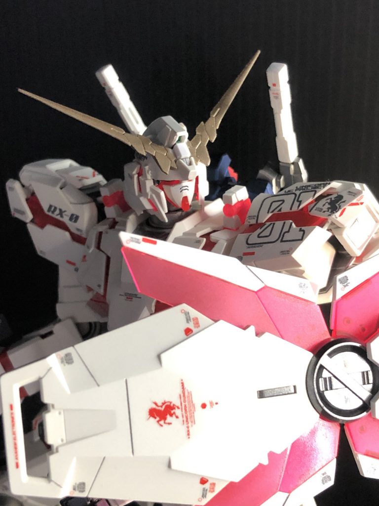 サイコフレームも蛍光レッドでオールペンしています。