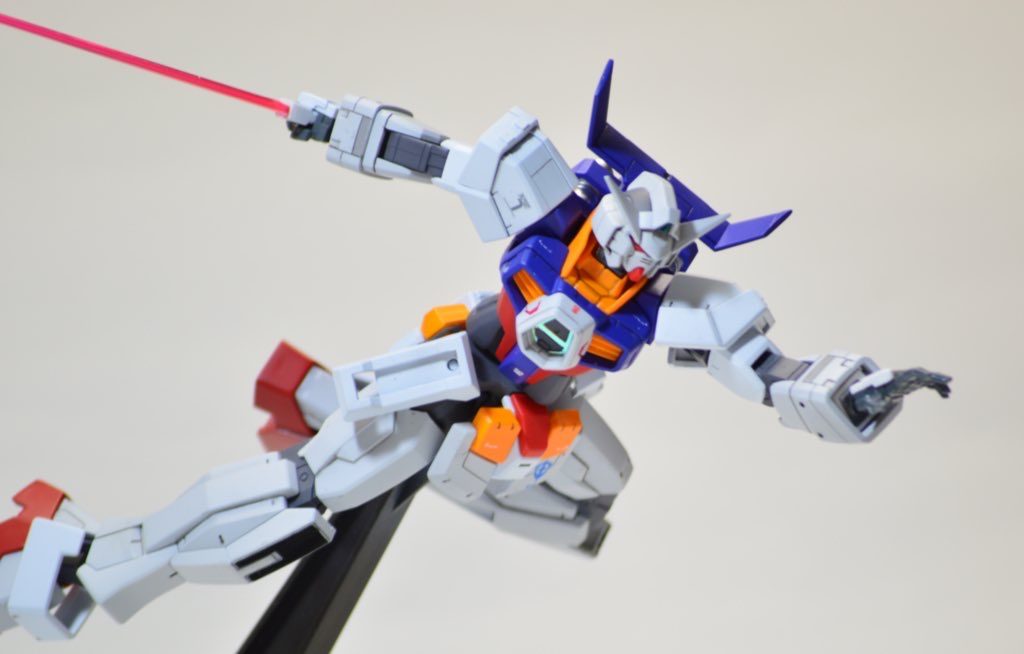 かなり稼働範囲の優秀な本キット。斬撃ポーズがよく決まる。