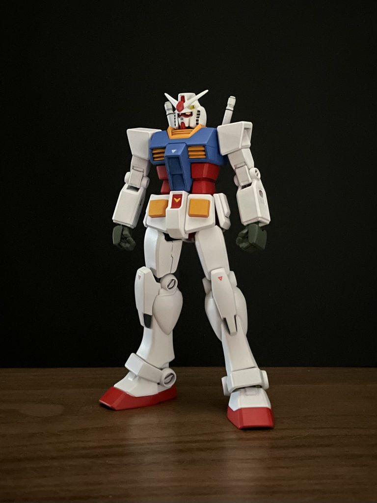 EG ガンダム フルウェポンセットを二つ購入して最終決戦仕様を作成しました。(二つ目はバズーカのみ使用です。)EG ガンダムは肩が大きく感じたのでアニメ寄りに小型化しました。また、前腕や腕関節のディテールを減らす加工も行いました。