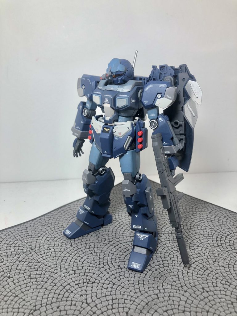 正面。腰横のミサイルの赤がアクセントとして目立ちます。