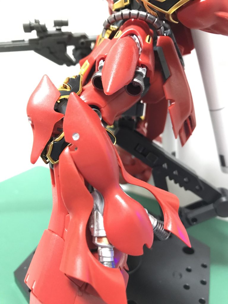 脚部側面のスラスターも左右に展開できます膝が一番ポロリするパーツで、とにかくストレス溜まるところでした