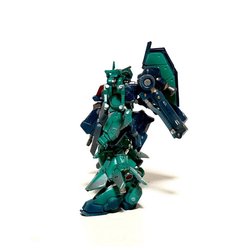 よこゲルググを彷彿とさせる外見を有する頭部にコクピットを有しており、メインセンサーはモノアイ式であるが内部にはツインアイ用のソケットも設けられている。