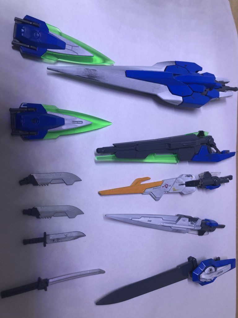 武装一覧ナイフは肩とカカト、脇差はシールド裏に装備！