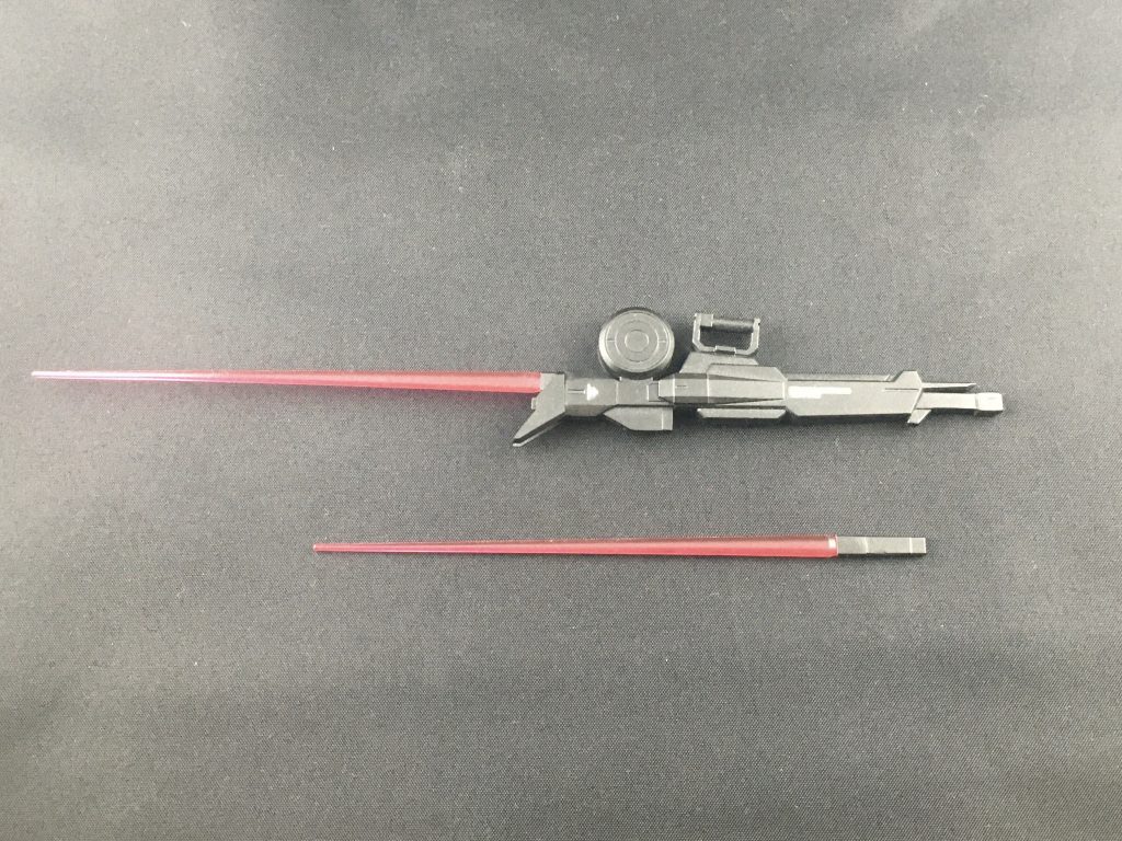 サーベルホルダーはドッズライフルとパワードアームズパワーダーを半分ずつ合わせて、グラストロランチャーの基部を付けていますビームサーベルを引き抜き、引き抜いた方と逆の方からビームサーベルを発振でき、腕に付けたままや外して手持ちもできる武装です