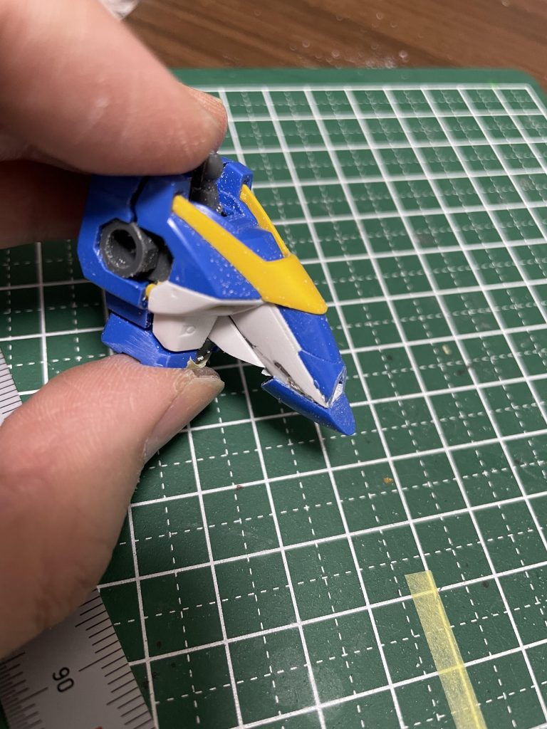 コアファイターのコクピットのスライドはHGUCでは再現出来ないので、付属のコアファイターを切り刻んで作りました。