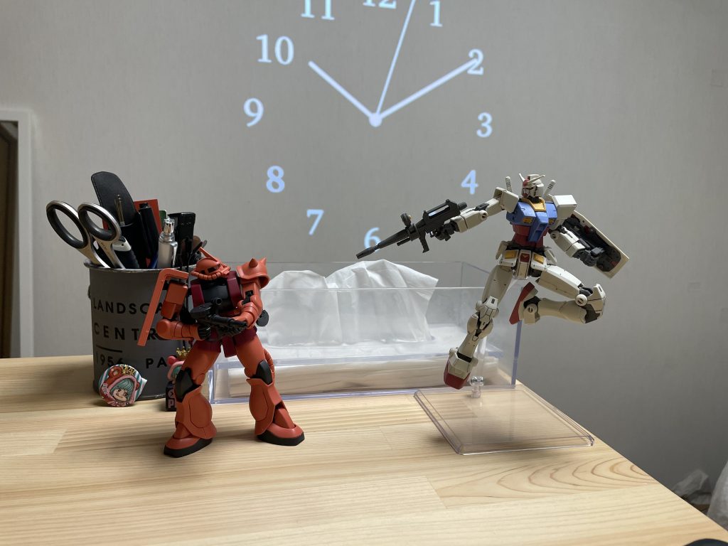 飾るとこなくて、こんな感じのデスク環境この2体のオススメのポージングあったら教えて欲しいです🥺シュガーちゃんﾁﾗｯ