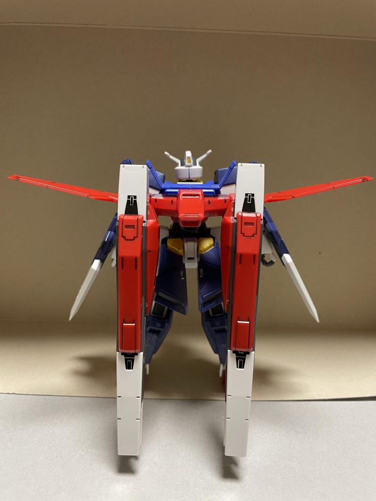 今回のスミ入れは前回と同様にグレーと黒を使ってます。バックパックが大きすぎて自立がちょっと大変でした。アクションベース使うのをおすすめします。