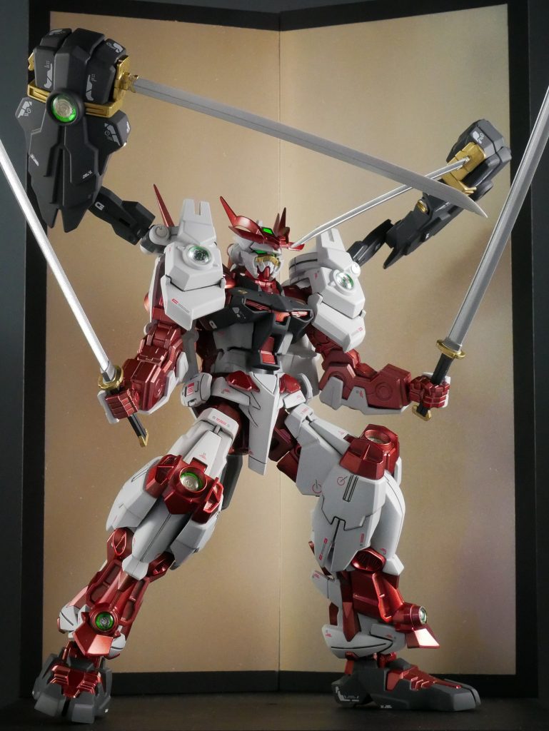 戦国アストレイは2本のサムライソードが唯一の武器なのですが、せっかく隠し腕を持っているので、壽屋の刀を持ってきて4刀流になって頂きました。イメージはドラクエのガイコツ剣士です(笑)