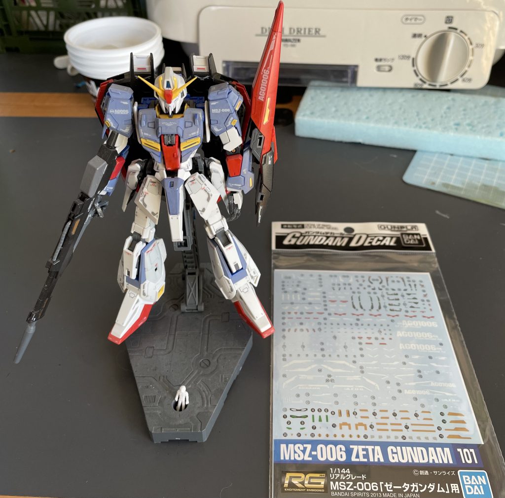 水転写デカールの入手そもそもこのゼータは、白かぶりした塗装に納得出来ないままでいたところ、水転写デカールを購入する事が出来た事から、意を決してサルベージ!て感じから、改修をスタートしました。