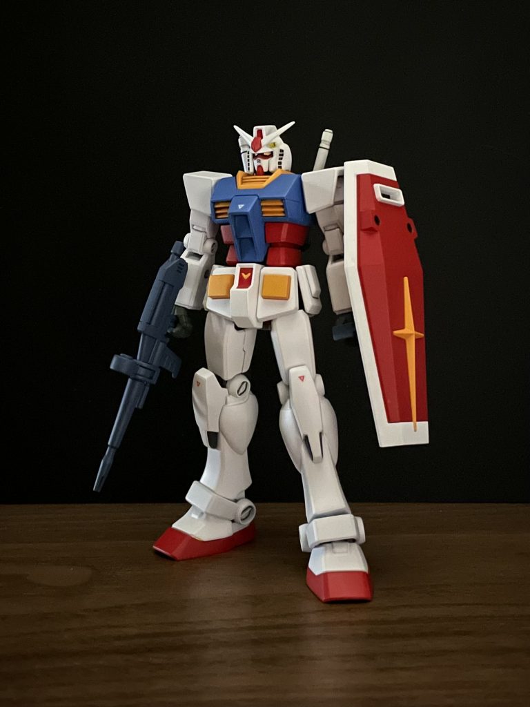 カラーリングもアニメ寄りにする為、ボディは水色寄りの青にしました。ハンドパーツは緑味のグレー、武器はミディアムブルー、盾の裏は赤で塗装しました。急いでしまったところもあり、全体的に少し厚ぼったい塗膜になってしまいました。