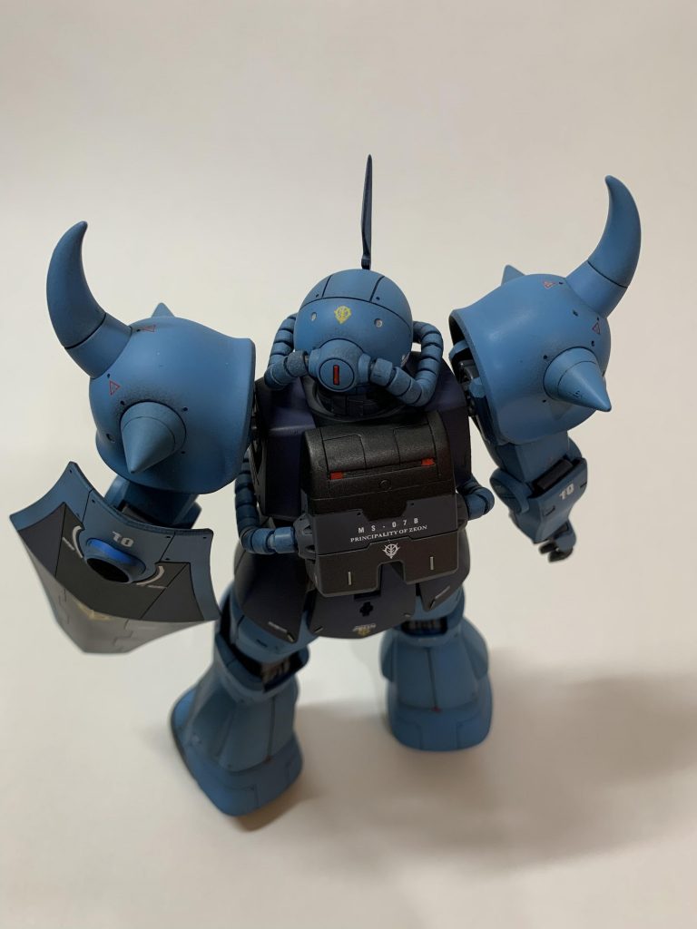 凹モールド箇所には、全身シルバーと赤で塗装したプラ板チップを埋め込みました。