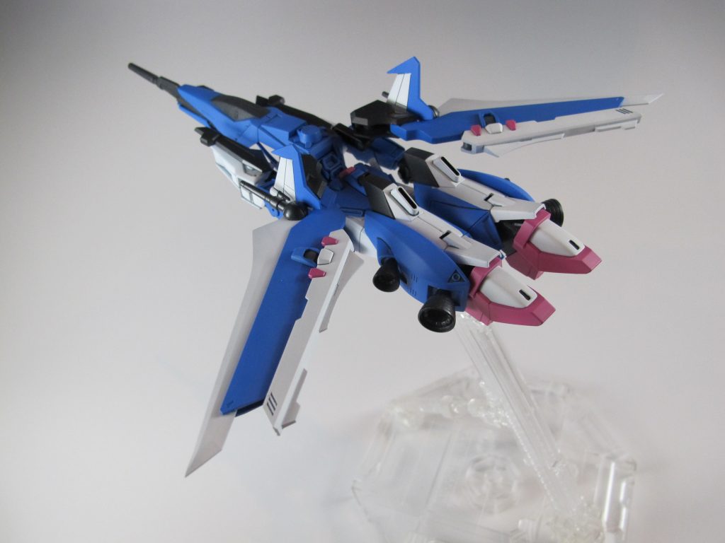 ガンダム世界の「兵器」ではなくガンダムビルド的世界の「ガンプラ」なので、やや明るいカラーリングにしました。