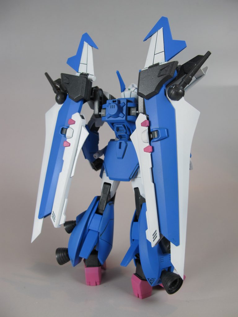 背中には思いっきりノワールストライカーを装備。変形の大部分をこのパーツに頼っています。