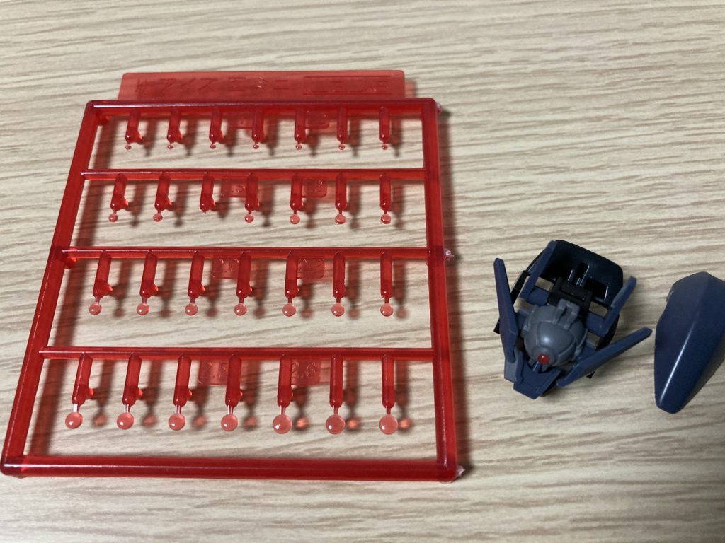 頭部のモノアイ部にはこちらのHアイズ・ミニ（レッド）の1.5を使用。本来はMGスラザクのモノアイに使用する目的で購入したけど、コレにも使えるんじゃね?って思って試したらドンピシャでした笑