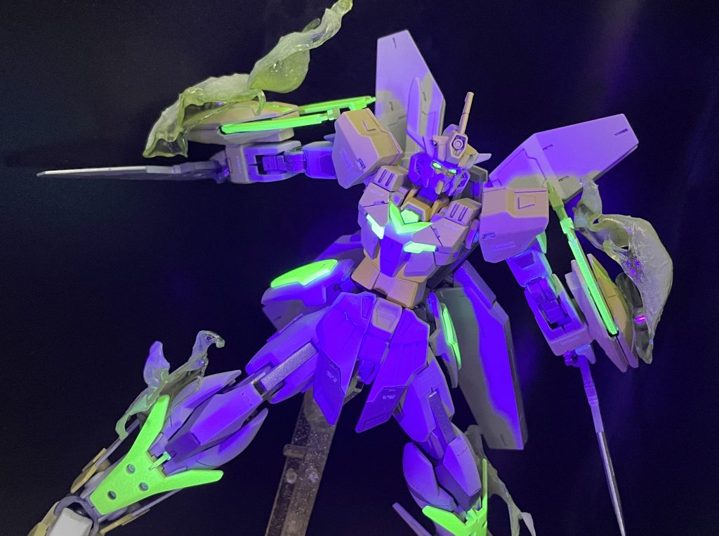 緑のパーツは蛍光塗料を使ってるので、ブラックライトに反応して光ります